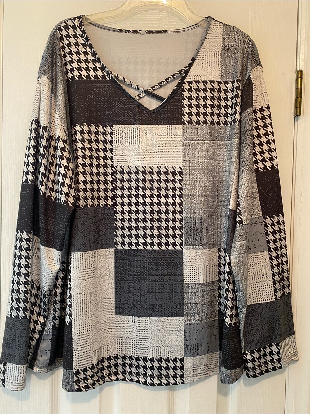 Women’s Black & White Patchwork V-Neck Long Sleeve Top